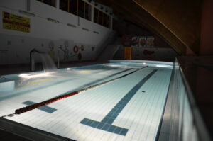 nieckę sportową z sześcioma torami o długości 25m