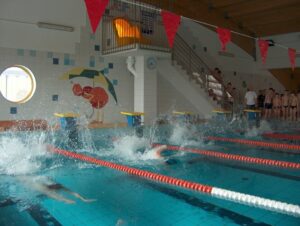 nieckę sportową z sześcioma torami o długości 25m