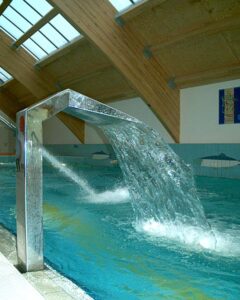 nieckę rekreacyjną z masażami karku